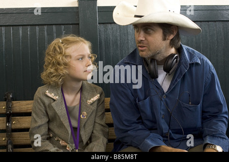 John Gatins John Gatins Direttore John Gatins avec Dakota Fanning sur le tournage / sul set du film sognatore : ispirato da una storia vera Année : 2005 - USA Foto Stock