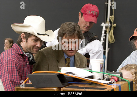 John Gatins John Gatins Direttore John Gatins avec Kurt Russell sur le tournage / sul set du film sognatore : ispirato da una storia vera Année : 2005 - USA Foto Stock