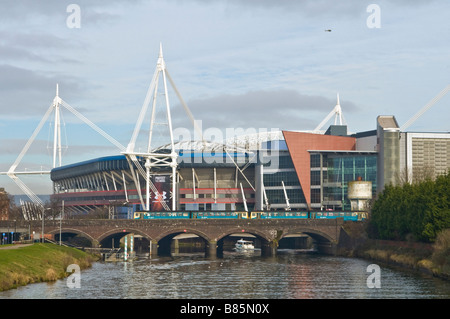 Wales Millennium Stadium Cardiff con treno attraversando ponte Foto Stock