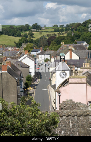 Street nella città di Laugharne come visto dal castello a Laugharne Carmarthenshire Galles del Sud Foto Stock