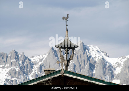 Un tipico tetto di un agricoltore a Kitzbühel con il Wilder Kaiser in background. Foto Stock