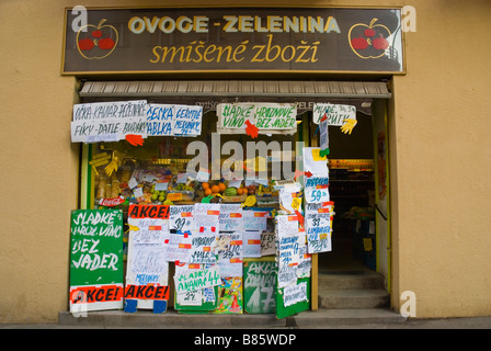 Supermercato nel quartiere di Vinohrady di Praga Repubblica Ceca Europa Foto Stock