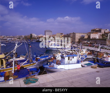 Vista del porto da bastioni a Alghero, una cittadina a nord ovest della costa sarda Foto Stock