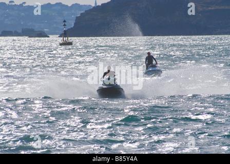 Jet ski nei pressi di Herm e di Guernsey Foto Stock
