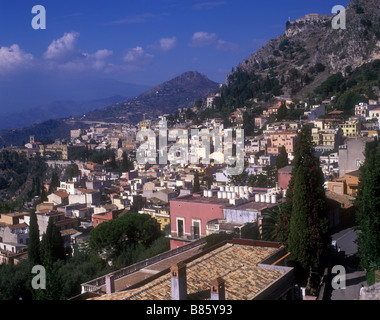 Vista sulla famosa località turistica di Taormina in Sicilia costa orientale vicino al Monte Etna Foto Stock