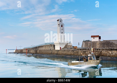 Ingresso del porto di Saint Jean de Luz Pays Basque Francia Foto Stock