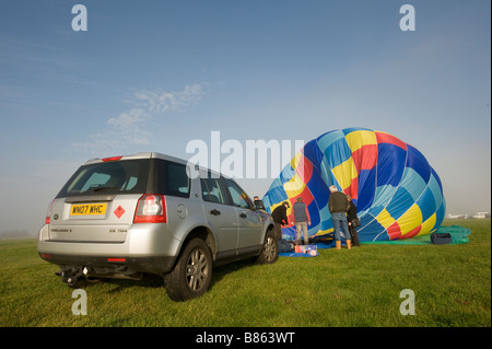 Disimballaggio di una mongolfiera da un Land Rover Freelander e farla pronto per il volo Foto Stock