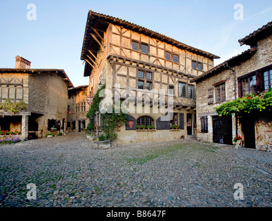 Francia Perouges Ain un borgo medievale cinto da mura, nel dipartimento francese di Ain 30km a nord est di Lione Foto Stock