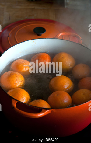 Arance di Siviglia in ebollizione per la marmellata di arance Foto Stock