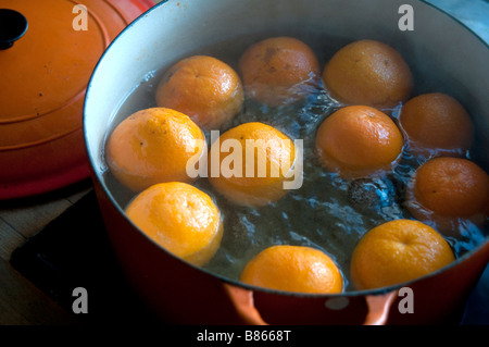 Arance di Siviglia in ebollizione per la marmellata di arance Foto Stock