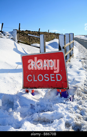 Strada chiusa segno sulla ssnow B6108 Wessenden Head Road, Meltham vicino a Wigan, Parco Nazionale di Peak District, Inghilterra, Regno Unito. Foto Stock