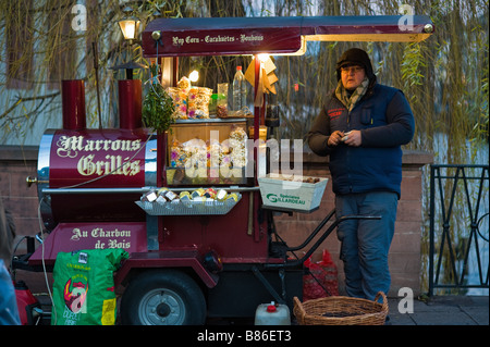 Arrosto di Chestnut Street venditore, Strasburgo, Alsazia, Francia Foto Stock