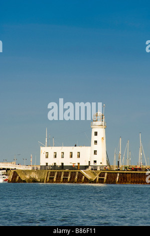 Faro e porto South Bay Scarborough. North Yorkshire. REGNO UNITO Foto Stock