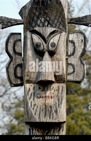 Dettaglio di un tipico legno scolpito Jangseung coreano Totem Pole Foto Stock