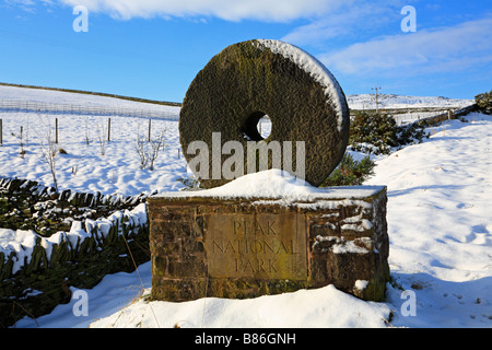 Snowy Parco Nazionale di Peak District macina segno su Meltham Moor vicino a Leeds, West Yorkshire, Inghilterra, Regno Unito. Foto Stock