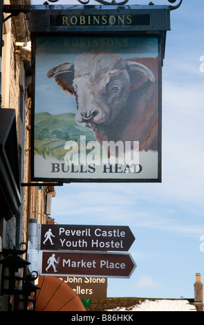 "Testa di tori'pub sign in Castleton, Derbyshire, Inghilterra Foto Stock