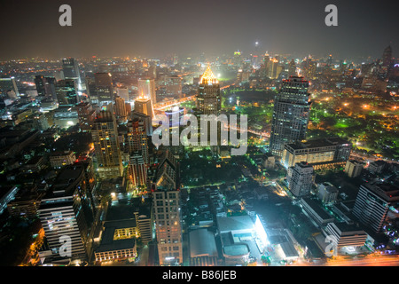 Ampio angolo di visione notturna di Bangkok in Thailandia Foto Stock