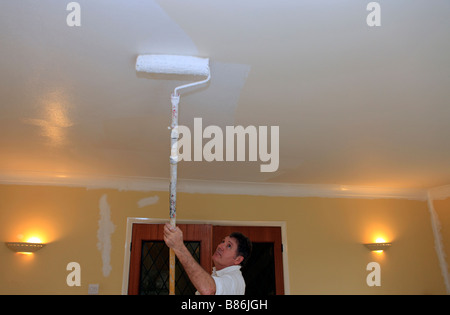 Regno Unito un decoratore a lavorare in una casa privata Foto Stock