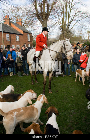 Cavalli e segugi di Fernie caccia al tradizionale incontro sul Boxing Day grande Leicestershire Bowden, Inghilterra Foto Stock