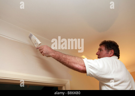 Regno Unito un decoratore a lavorare in una casa privata Foto Stock