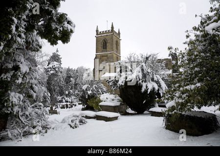 Coperta di neve chiesa e cimitero in Oxfordshire. Foto Stock