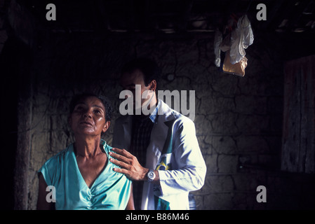 Medico di famiglia programma sostenuto dal governo brasiliano di famiglie povere di campagna Brasile ricevere assistenza sanitaria a casa Foto Stock