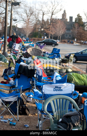 Gli studenti della Duke University camp fuori di fronte a Cameron Indoor Stadium prima di un duca contro UNC gioco di basket Foto Stock