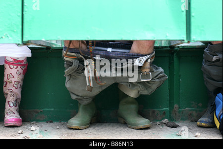 Una persona che utilizza il gabinetto del 2008 a Glastonbury festival in Pilton, Somerset nel Regno Unito. Foto Stock