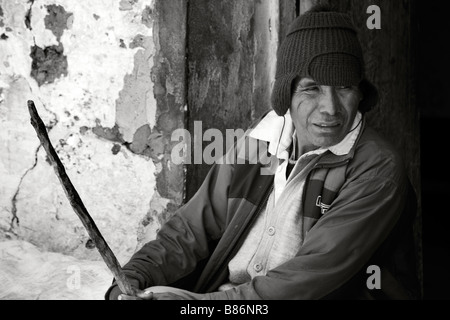 Un uomo locale si trova in un portale in Tarabuco Bolivia Foto Stock