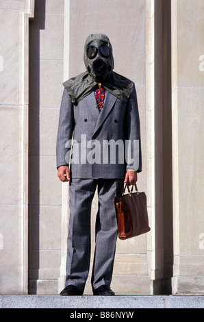 Uomo d'affari in maschera a gas, USA 1994 Foto Stock