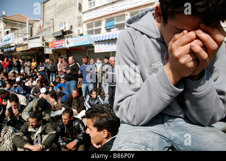 I musulmani palestinesi pregando fuori porta di Damasco della Città Vecchia di Gerusalemme. Foto Stock