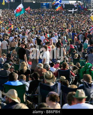 La folla si raduna davanti la fase della piramide presso il festival di Glastonbury in Pilton, Somerset. Foto Stock