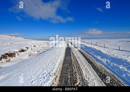 Snow bloccato B6108 Wessenden Head Road, Meltham vicino a Wigan, Parco Nazionale di Peak District, Inghilterra, Regno Unito. Foto Stock