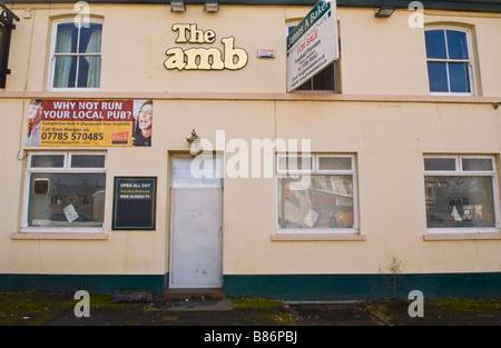 Imbarcati su porta di chiusa l'Agnello pub in vendita in Hirwaun South Wales UK Foto Stock