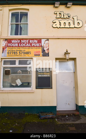 Imbarcati su porta di chiusa l'Agnello pub in vendita in Hirwaun South Wales UK Foto Stock