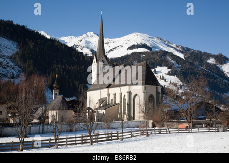 Rauris Austria Europa villaggio alpino e chiesa parrocchiale nelle Alpi austriache con neve in Rauriser Sonnen Valley in inverno Foto Stock