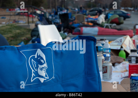 Gli studenti della Duke University camp fuori di fronte a Cameron Indoor Stadium prima di un duca contro UNC gioco di basket Foto Stock