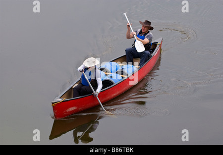 Canoisti sul fiume Wye paddeling in canoa aperta REGNO UNITO Foto Stock