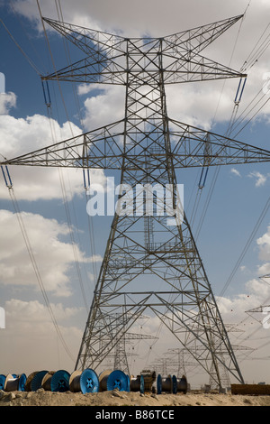 Linee di trasmissione di energia elettrica ad alta tensione Foto Stock