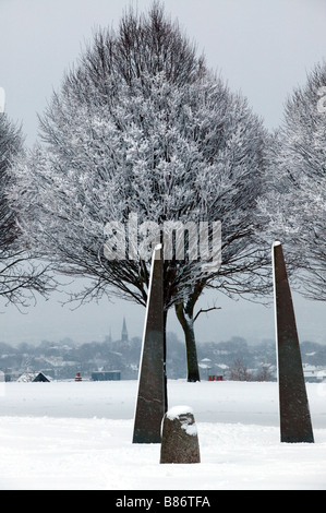 Inverno inquadratura ravvicinata dei due alte shadow-pietre di colata formimg parte del Millennio cerchio di pietra nei campi collinosi Park Foto Stock