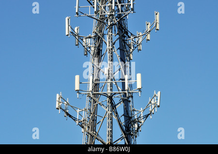 Telefono cellulare antenne sul telefono cellulare la torre contro il cielo blu USA Foto Stock