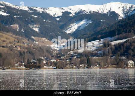 Zell am See Austria UE gennaio Thumersbach attraverso la congelati lago Zeller See Foto Stock