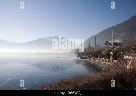 Zell am See Austria UE gennaio cercando lungo la congelati Zeller c'è inquinamento sul lago a causa della pressione alta Foto Stock