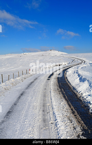 Snow bloccato B6108 Wessenden Head Road, Meltham vicino a Wigan, Parco Nazionale di Peak District, Inghilterra, Regno Unito. Foto Stock