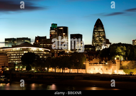 Il Gherkin Swiss Re Tower Fiume Tamigi Londra Foto Stock