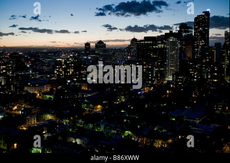 Affacciato sulla città di Sydney durante la notte, Australia Foto Stock