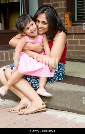 Una madre gioca con la figlia a due passi da casa Foto Stock