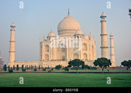 Vista panoramica del Taj Mahal di sunrise Agra Uttar Pradesh, India Foto Stock