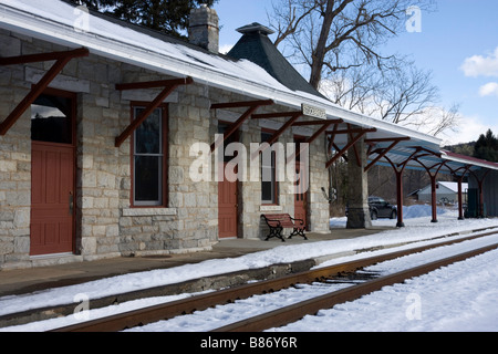 Town station a Stockbridge in Massachusetts con coperta di neve di binari ferroviari su una metà giornata inverni Foto Stock