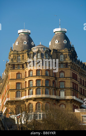 Facciata esterna ricurva del Grand Hotel di Scarborough con il suo cornicione decorativo e due delle sue quattro cupole piastrellate in ardesia. REGNO UNITO Foto Stock